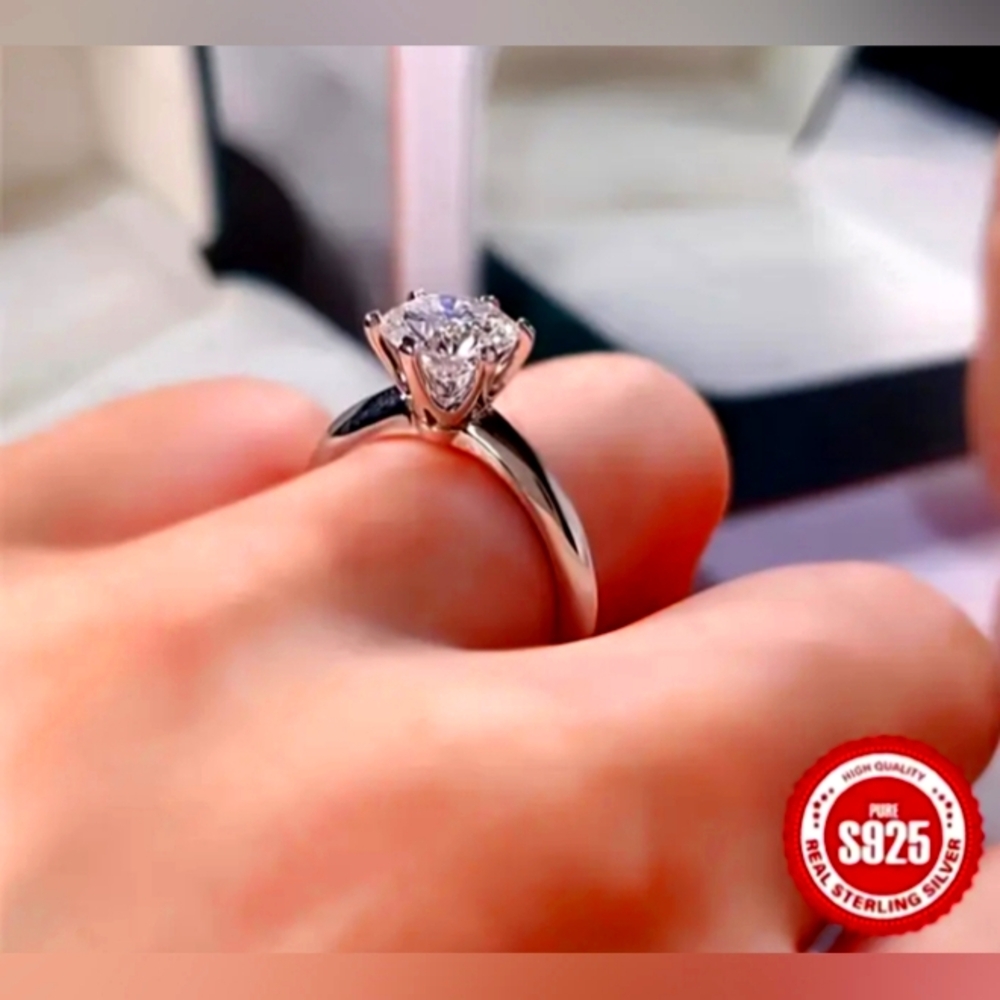 Exquisite 925 Sterling Silver and 2 Carat Lab Simulated Diamond Ring Size 8 New